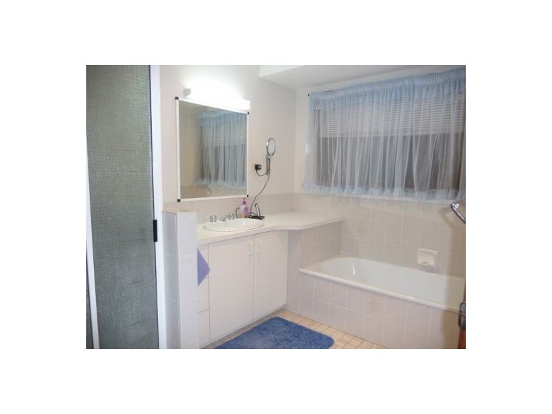 11 Nullor St, Scarness QLD 4655