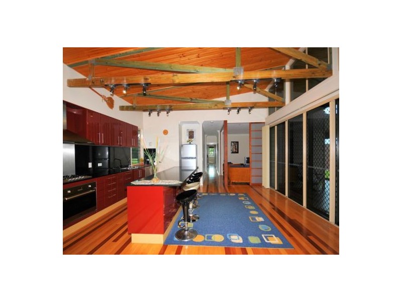 1 Walkers Rd, Urangan QLD 4655