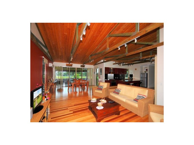 1 Walkers Rd, Urangan QLD 4655