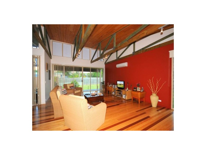 1 Walkers Rd, Urangan QLD 4655