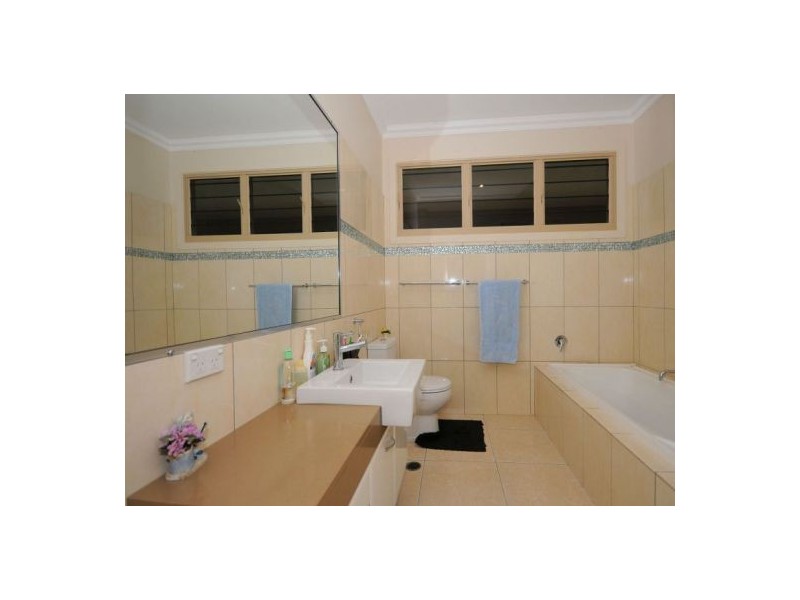 1 Walkers Rd, Urangan QLD 4655