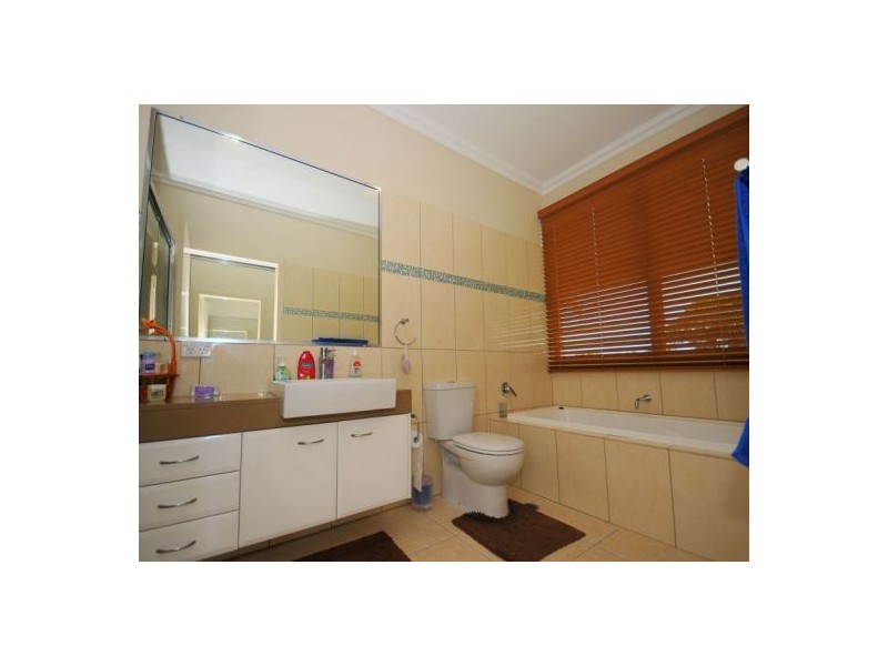 1 Walkers Rd, Urangan QLD 4655