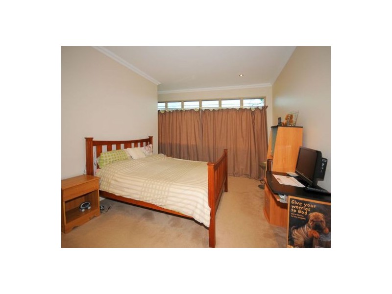 1 Walkers Rd, Urangan QLD 4655