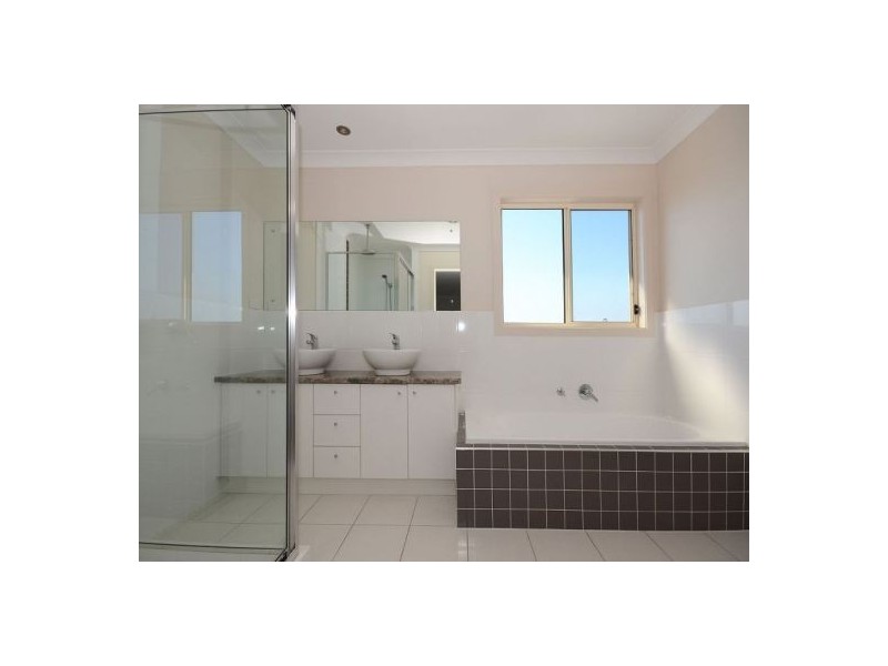 24 Earl St Vincent Circuit, Eli Waters QLD 4655
