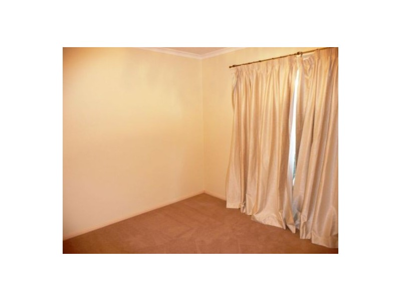 4 Figbird Close, Eli Waters QLD 4655