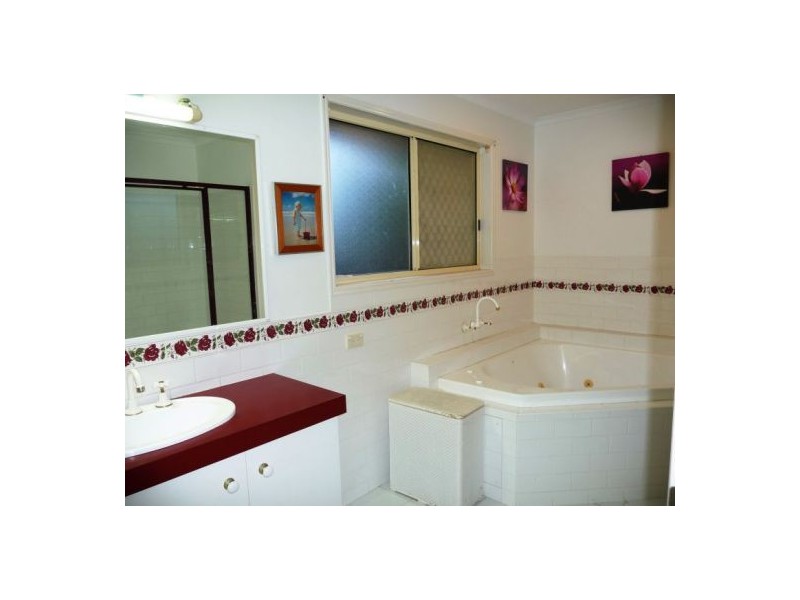 39 Brighton St, Point Vernon QLD 4655