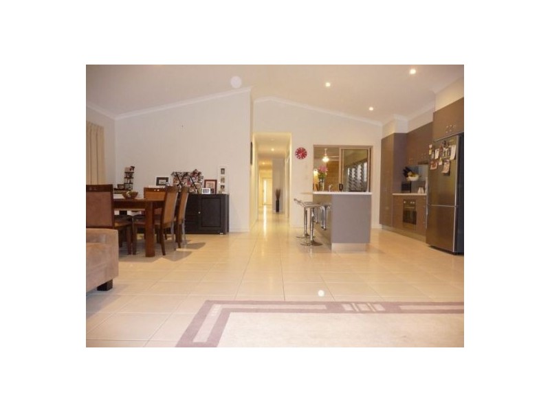 6 Genoa Crt, Point Vernon QLD 4655