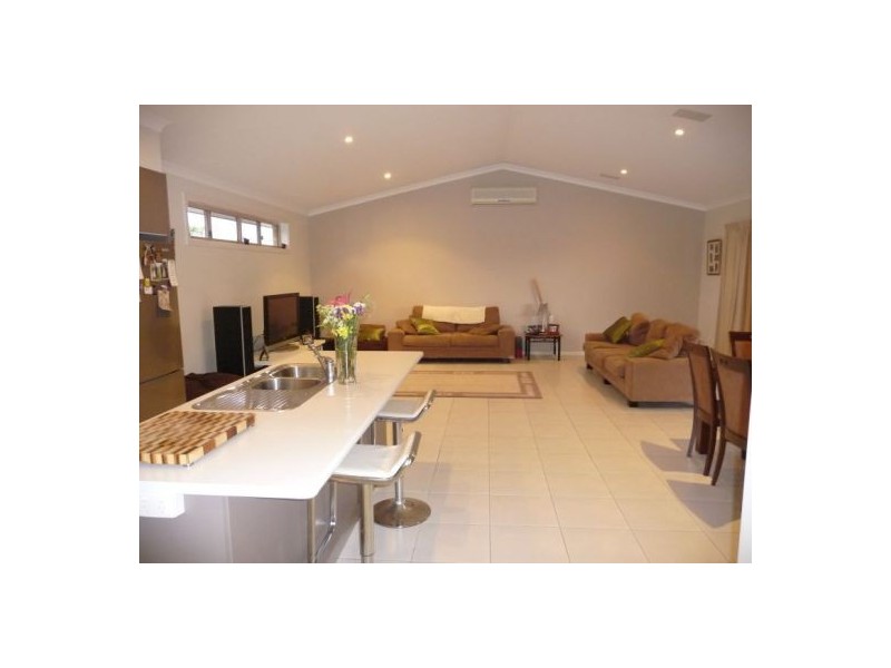 6 Genoa Crt, Point Vernon QLD 4655