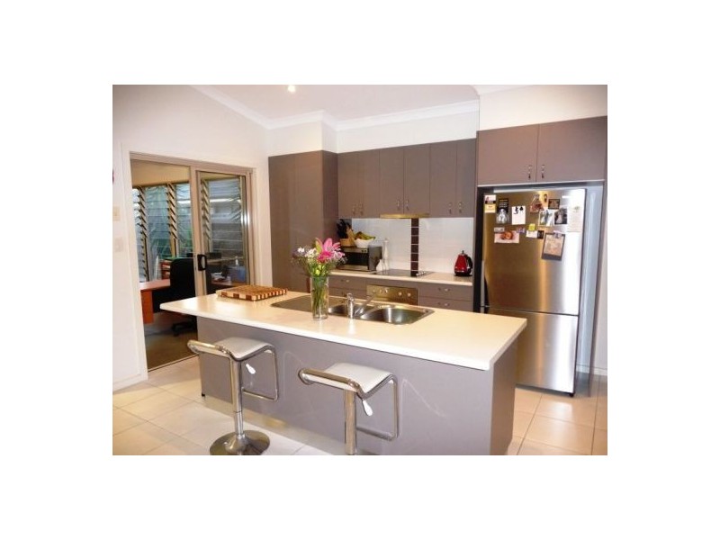 6 Genoa Crt, Point Vernon QLD 4655