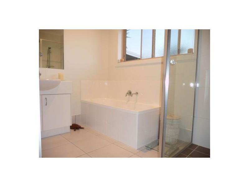 6 Genoa Crt, Point Vernon QLD 4655