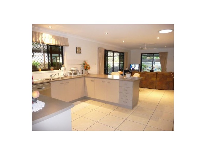 32 Harrison Cct, Urangan QLD 4655