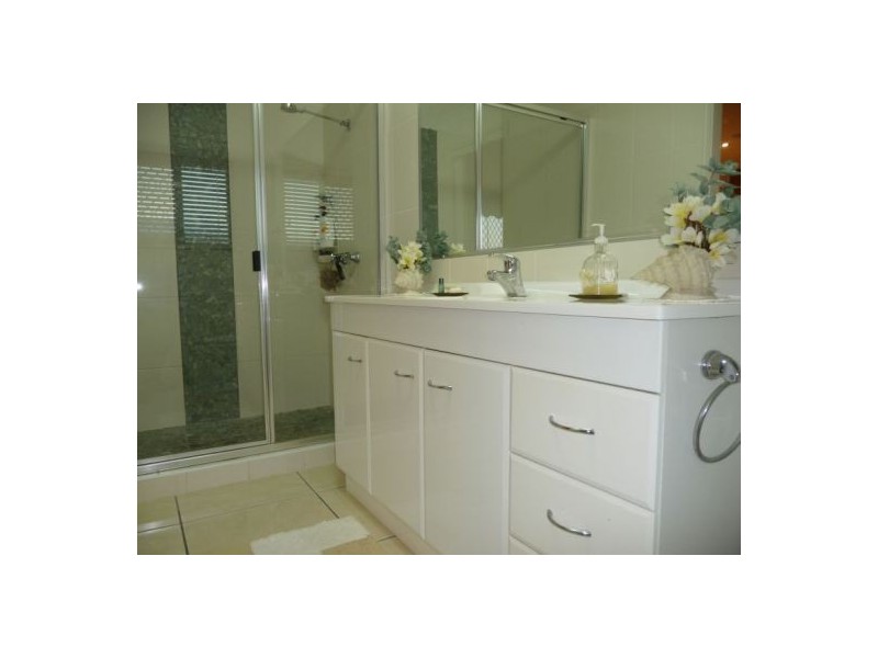 32 Harrison Cct, Urangan QLD 4655