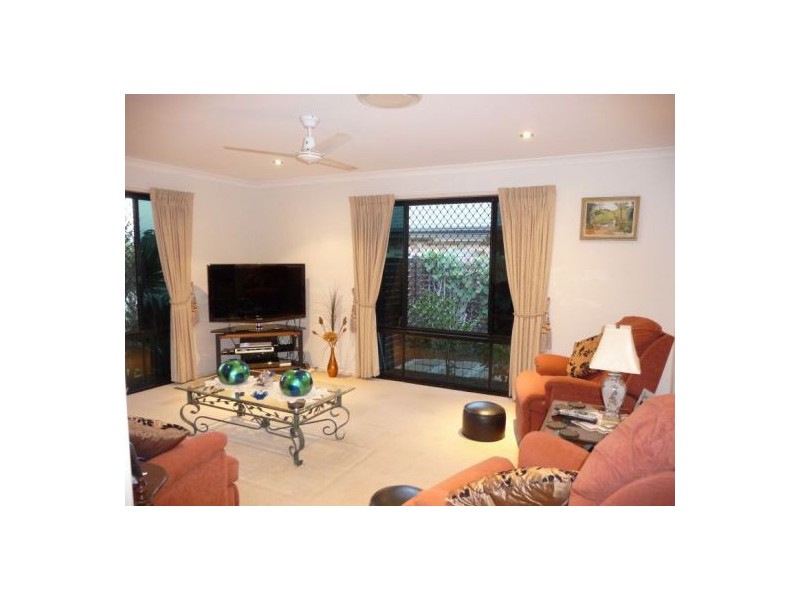 32 Harrison Cct, Urangan QLD 4655