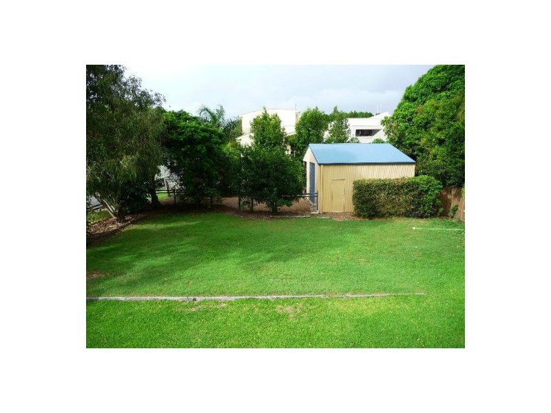 8 Guard St, Urangan QLD 4655