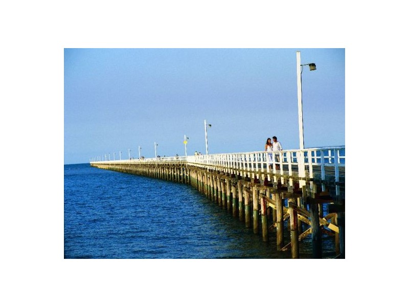 8 Guard St, Urangan QLD 4655