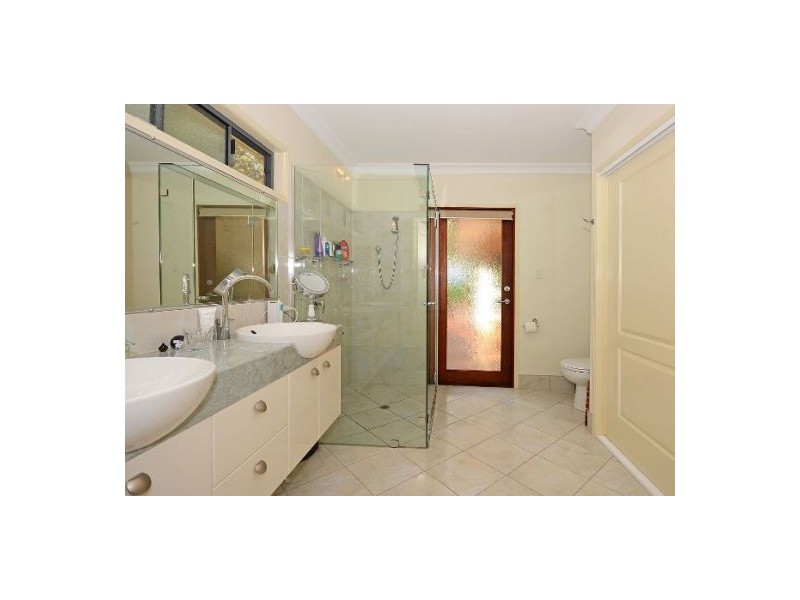 17 Cumberland Crt, Point Vernon QLD 4655