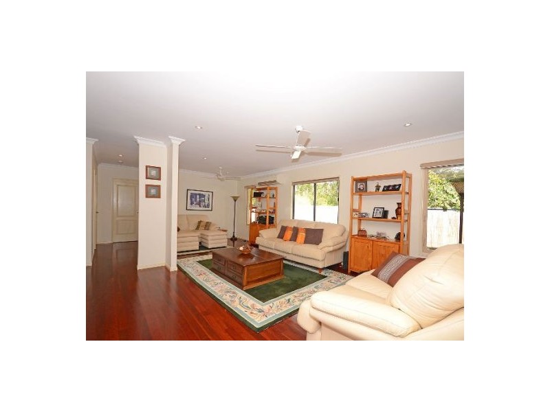 17 Cumberland Crt, Point Vernon QLD 4655