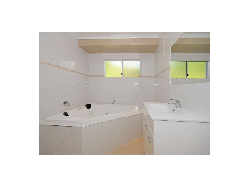 82 Long Street, Point Vernon QLD 4655