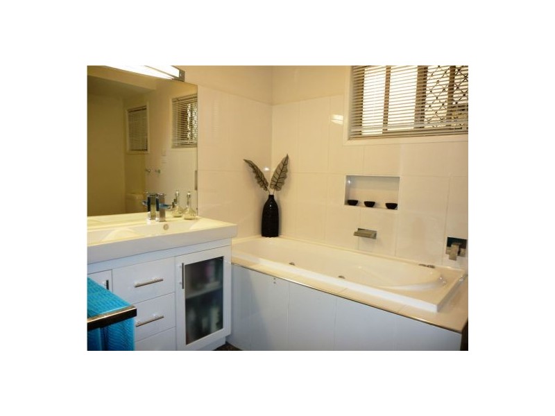 74 Lauren Street, Urangan QLD 4655