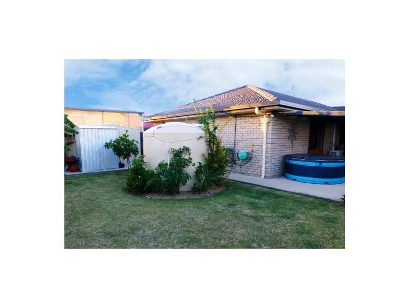 94 Wattle St, Point Vernon QLD 4655