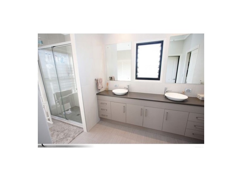 4 Fraser Outlook Crt, Kawungan QLD 4655