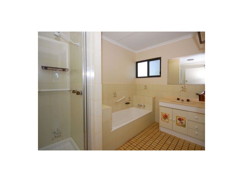 15 Flinders Street, Point Vernon QLD 4655