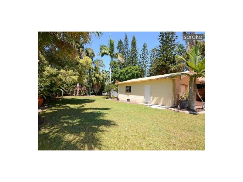 11 Carlton Street, Point Vernon QLD 4655