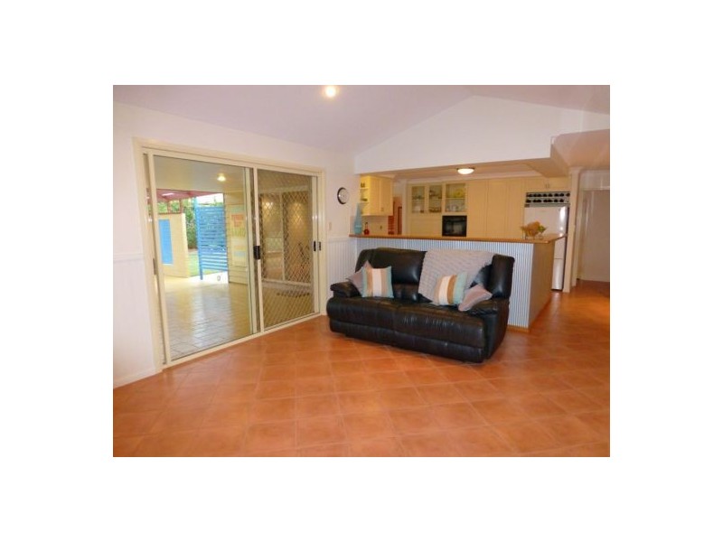 10 Lucyanne Court, Urangan QLD 4655