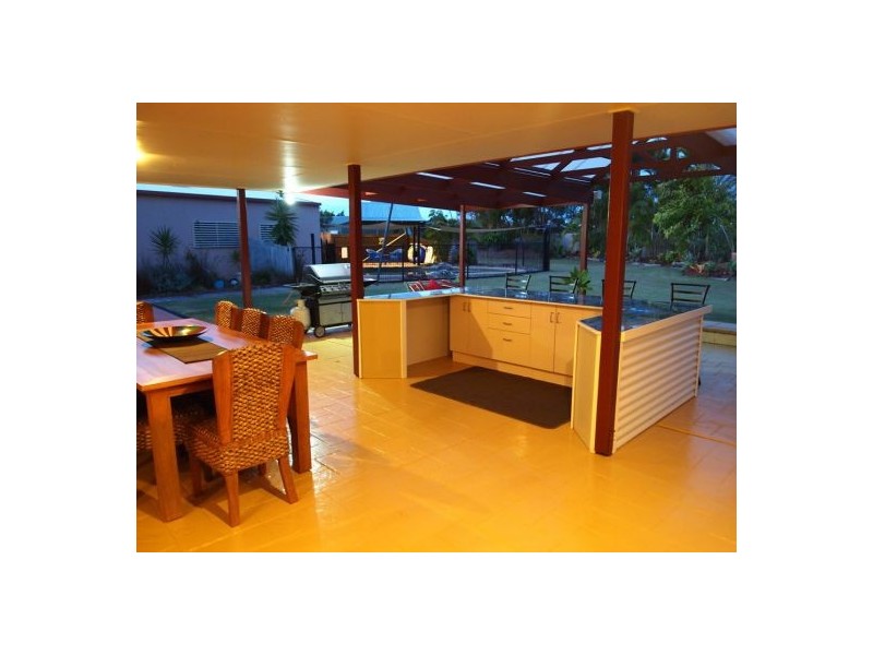 10 Lucyanne Court, Urangan QLD 4655