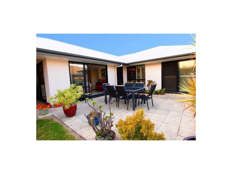 10 Bay Breeze Cl, Wondunna QLD 4655
