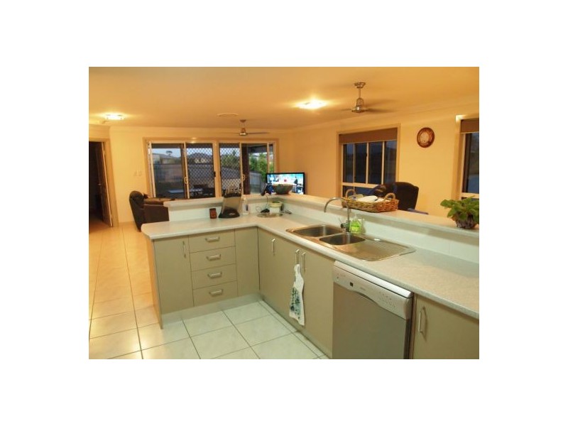 42 Earl St Vincent Cct, Mariners Cove, Eli Waters QLD 4655