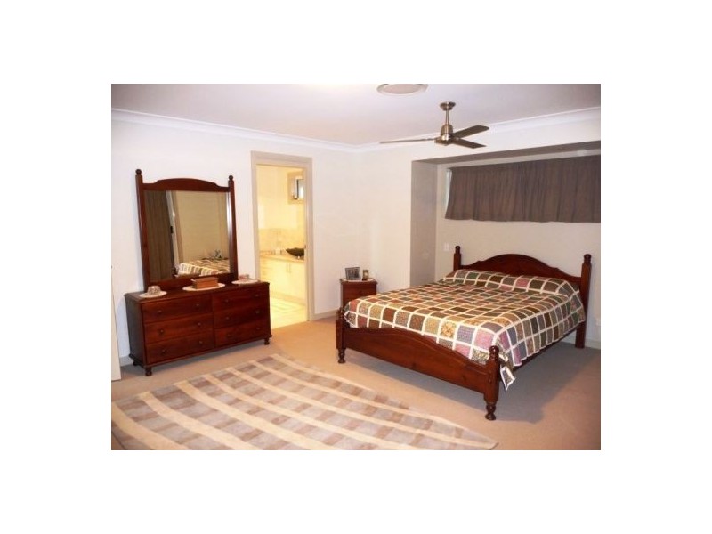 42 Earl St Vincent Cct, Mariners Cove, Eli Waters QLD 4655
