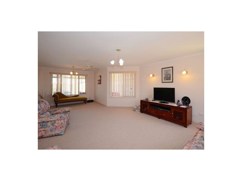 34 Bushlark Avenue, Eli Waters QLD 4655