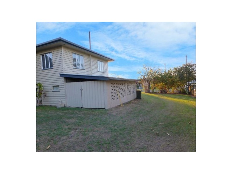 8 Honiton St, Torquay QLD 4655
