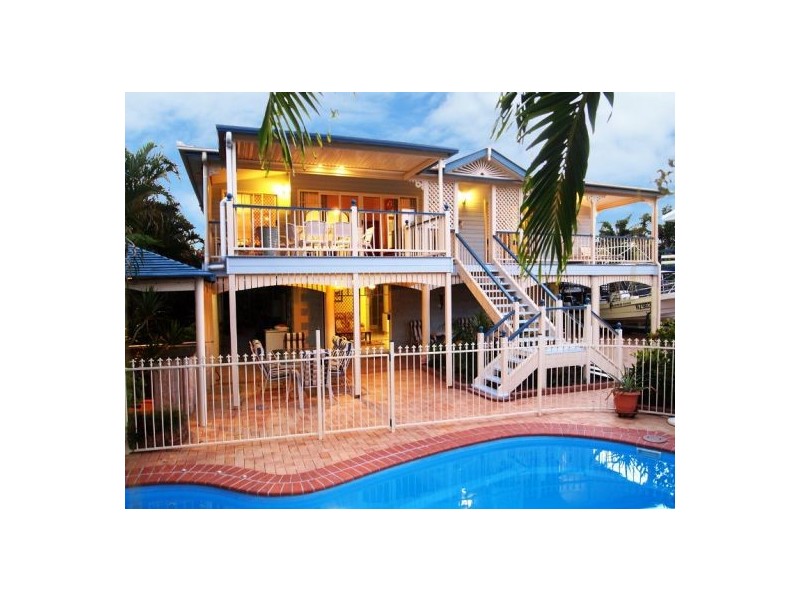 597 Charlton Esplanade, Urangan QLD 4655