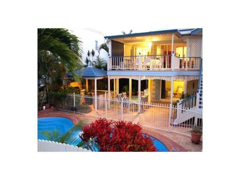 597 Charlton Esplanade, Urangan QLD 4655