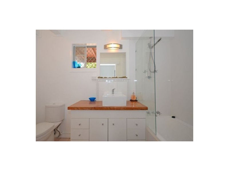 1 Kurrajong Crescent, Point Vernon QLD 4655