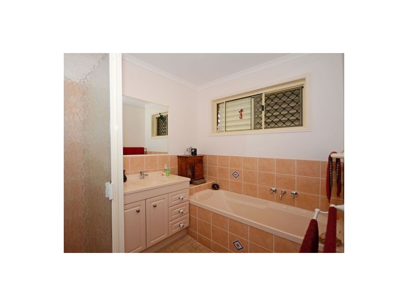 18 Wodalla Mews, Point Vernon QLD 4655