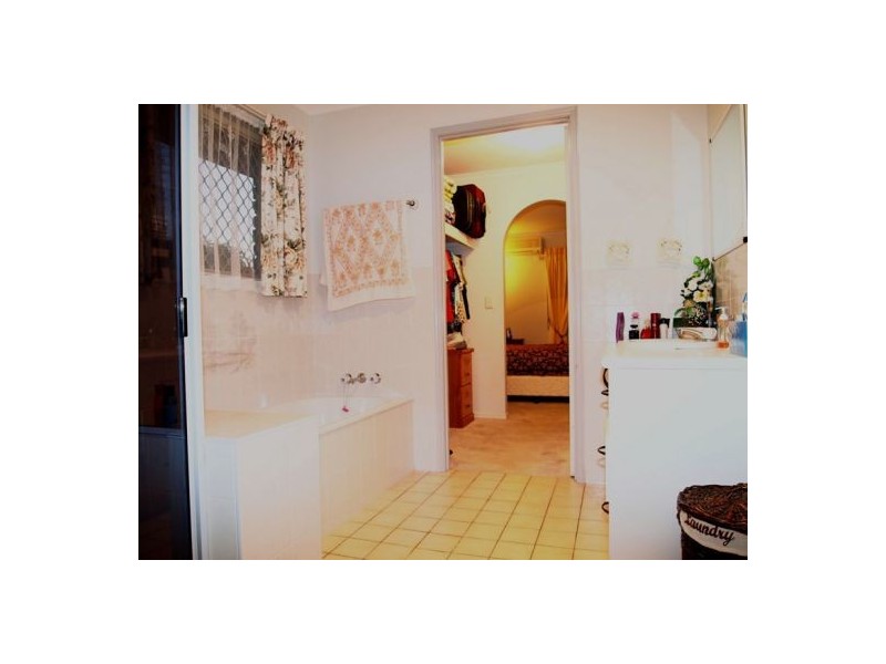 24 Margaret St, Urangan QLD 4655