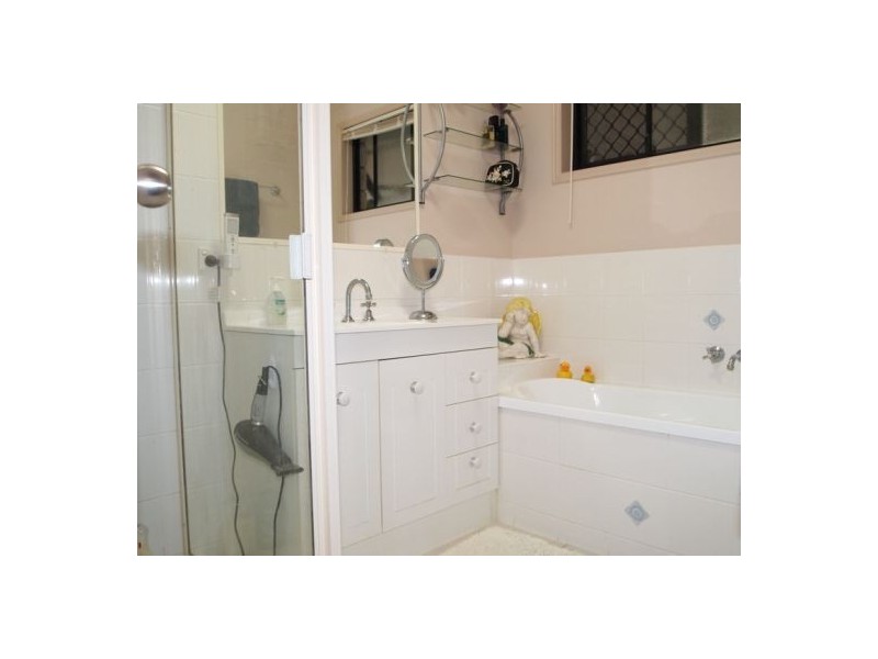 16 Joselyn Dr, Point Vernon QLD 4655