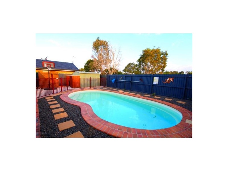 4 Spinnaker Dr, Point Vernon QLD 4655