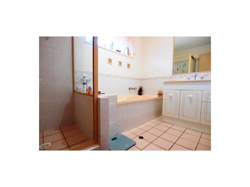 4 Spinnaker Dr, Point Vernon QLD 4655