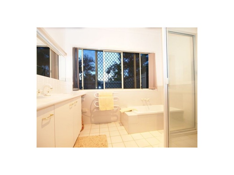 11 Rialto Crt, Urangan QLD 4655