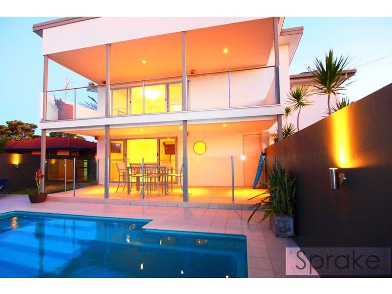 106 Hammond St, Urangan QLD 4655