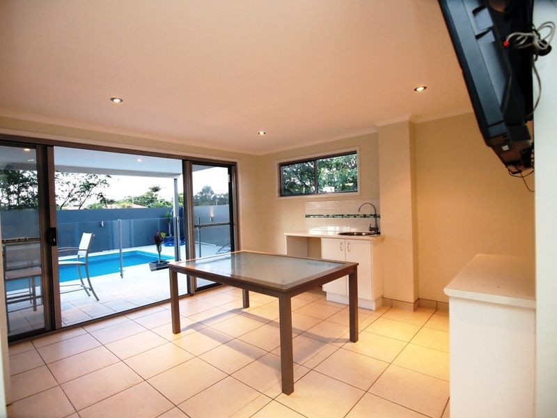 106 Hammond St, Urangan QLD 4655