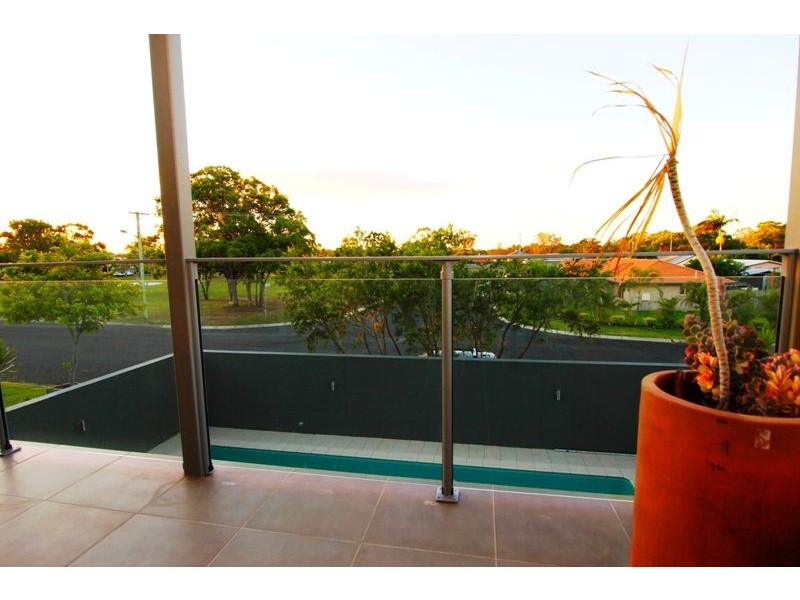 106 Hammond St, Urangan QLD 4655