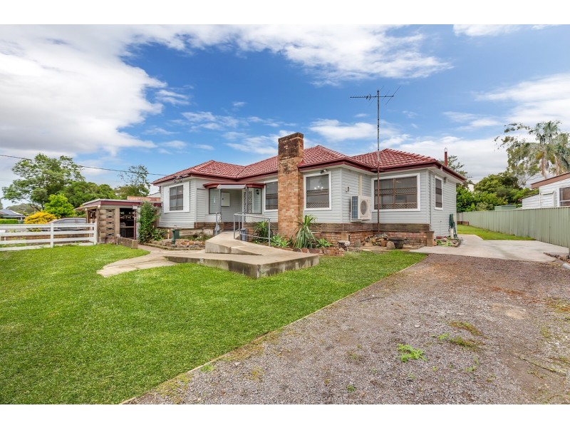 13 Hall Crescent, Tarro NSW 2322