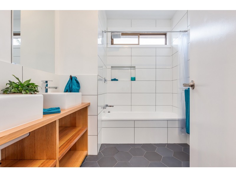 13 Hall Crescent, Tarro NSW 2322