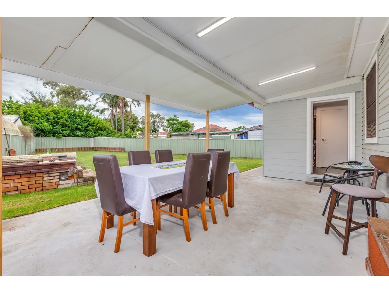 13 Hall Crescent, Tarro NSW 2322