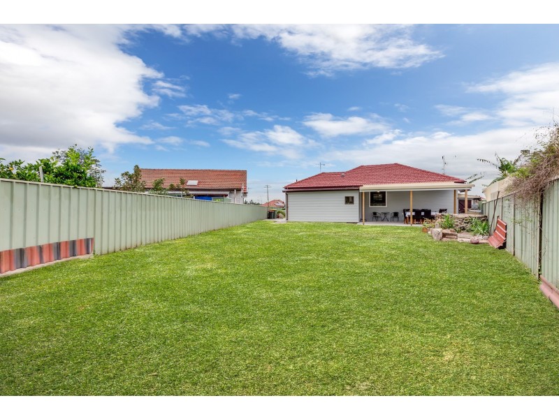 13 Hall Crescent, Tarro NSW 2322